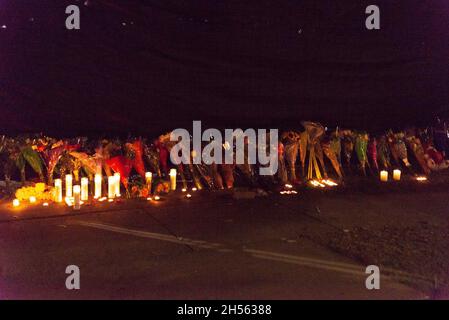 Un monument commémoratif est installé à l'extérieur du parc du festival Astroworld, à Houston, Texas, le 6 novembre 2021.Le festival de musique très attendu s'est terminé avec la mort tragique de huit jeunes vendredi soir.(Photo de Jennifer Lake/Sipa USA) Banque D'Images