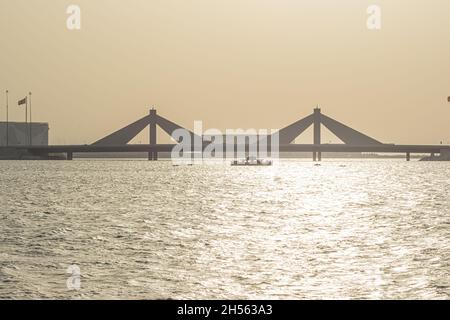 Pont-pont Sheikh ISA Bin Salman Causeway à Manama, Royaume de Bahreïn Banque D'Images