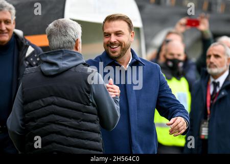 Venise, Italie.07th nov. 2021.Paolo Zanetti, entraîneur en chef de Venise, salue Jose Mourinho, entraîneur en chef de Rome, au cours de Venezia FC vs AS Roma, football italien série A match à Venise, Italie, novembre 07 2021 crédit: Independent photo Agency/Alay Live News Banque D'Images