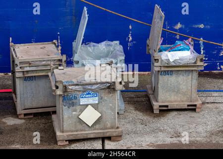 Groupe de conteneurs de déchets de Plambeck à l'embarcadère pour l'élimination des déchets des navires Banque D'Images