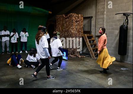 Milan, Italie.5 novembre 2021.Les personnes portant les costumes de la série télévisée 'Squid Game' jouent à la lumière rouge, lumière verte, lors d'un événement organisé par Enigma Room à Settimo Milanese.Crédit: Piero Cruciatti/Alay Live News Banque D'Images