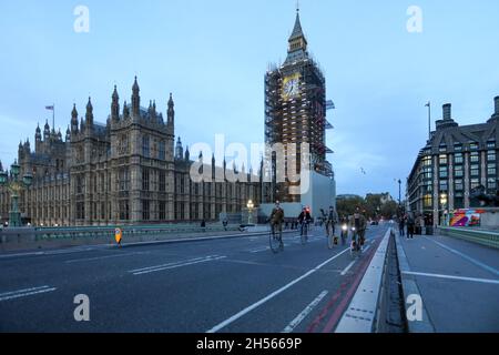 6 novembre 2021 ; Londres, Angleterre ; RM Sothebys London to Brighton car Rally, 125e anniversaire : les cyclistes participant au rallye se mettent à traverser le pont de Westminster Banque D'Images