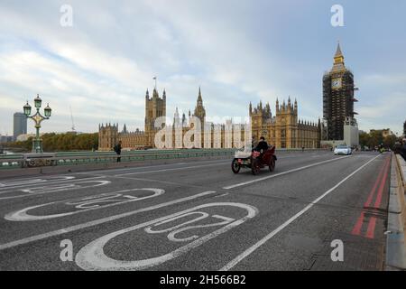 6 novembre 2021 ; Londres, Angleterre ; RM Sothebys de Londres à Brighton car Rally, 125e anniversaire : 1904 English Mechanic (233) traversant le pont de Westminster Banque D'Images