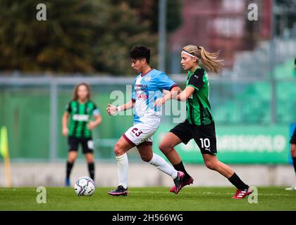 Sassuolo,Italie,novembre 7 2021 Tudisco Giorgia (23 Pomigliano CF) et Dubcova Kamila (10 Sassuolo Calcio Femminile) en action pendant le jeu de Serie A Femminile entre Sassuolo et Pomigliano au Stadio Enzo Ricci à Sassuolo, Italie Michele Finessi/SPP Banque D'Images