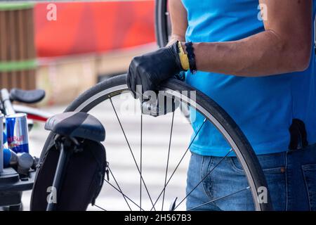 Antalya, Turquie 30 octobre 2021: Shimano équipe de mécaniciens contrôlant un vélo dans la zone de service IRONMAN 70.3 Turquie Banque D'Images