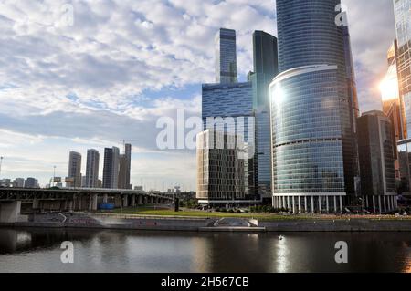 Moscou, Russie - 30 mai 2021 : centre d'affaires de la ville de Moscou aux rayons du soleil couchant. Banque D'Images