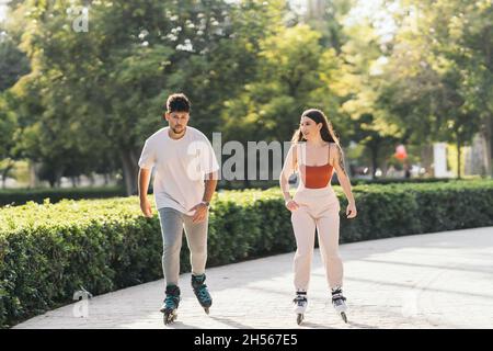 Les jeunes patinent dans un parc pour se détendre en utilisant des patins à roues alignées Banque D'Images