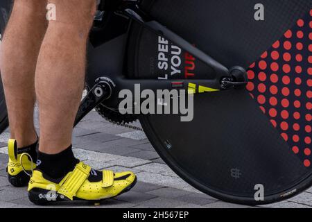 Antalya, Turquie 30 octobre 2021: Bont vélo chaussures près d'un vélo à la zone de service IRONMAN 70.3 Turquie Banque D'Images