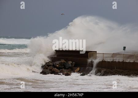 Thurso, Écosse.Novembre 7 2021.Les vagues générées par les vents de la force gale battent un sentier côtier à Thurso, en Écosse. Banque D'Images