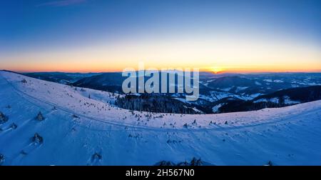 Panorama pittoresque en hiver sur les collines enneigées Banque D'Images