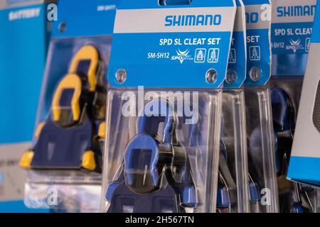 Antalya, Turquie 30 octobre 2021: Shimano équipe de mécaniciens contrôlant un vélo dans la zone de service IRONMAN 70.3 Turquie Banque D'Images