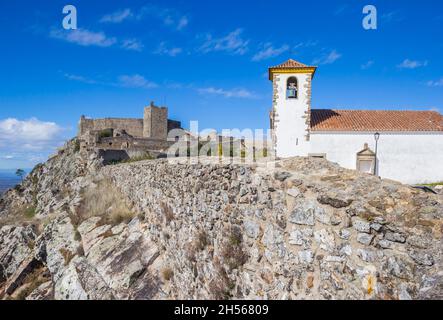 Église blanche et château historique au sommet du rocher de Marvao, Portugal Banque D'Images