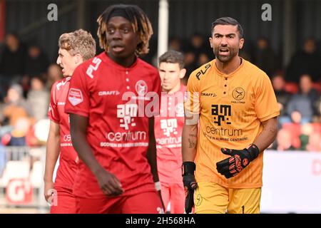 ALMERE, PAYS-BAS - NOVEMBRE 7 : gardien de but Agil Etemadi de Almere City FC pendant le match néerlandais de Keukenkampidivisioenie entre Almere City et ADO Den Haag à Yanmar Stadion le 7 novembre 2021 à Almere, pays-Bas (photo de Patrick Goosen/Orange Pictures) Banque D'Images