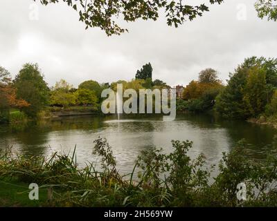 Lac en face de Manor House Bletchley Park autrefois la maison top-secret de la Seconde Guerre mondiale Codebreakers maintenant l'attraction du patrimoine Buckinghamshire Angleterre Royaume-Uni Banque D'Images