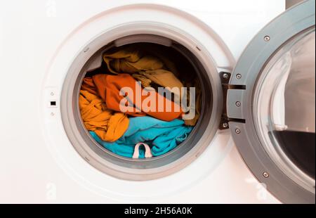 Vêtements brillants à l'intérieur du lave-linge. Banque D'Images