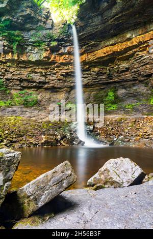 Photographie en exposition longue de Hardraw force, la plus haute cascade d'Angleterre Banque D'Images