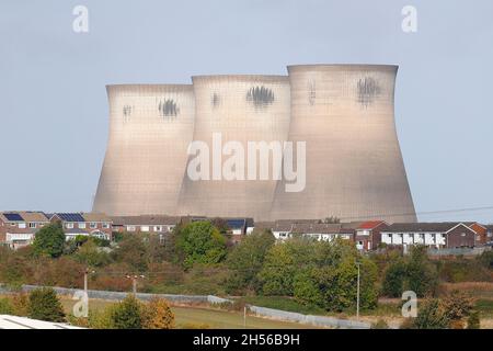 En regardant vers les 3 tours de refroidissement restantes de la centrale électrique de Ferrybridge qui sont prévues pour la démolition Banque D'Images