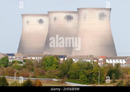 En regardant vers les 3 tours de refroidissement restantes de la centrale électrique de Ferrybridge qui sont prévues pour la démolition Banque D'Images