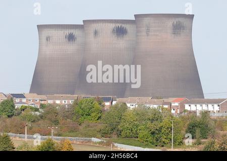 En regardant vers les 3 tours de refroidissement restantes de la centrale électrique de Ferrybridge qui sont prévues pour la démolition Banque D'Images