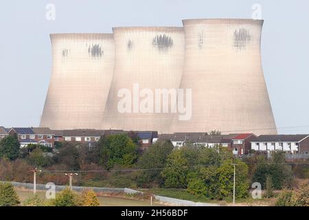 En regardant vers les 3 tours de refroidissement restantes de la centrale électrique de Ferrybridge qui sont prévues pour la démolition Banque D'Images