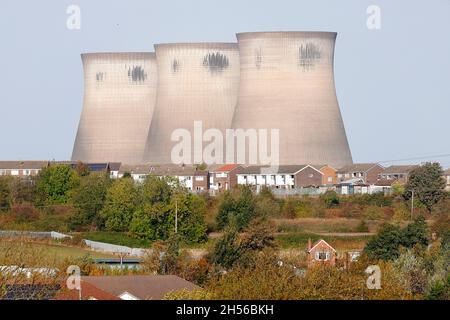 En regardant vers les 3 tours de refroidissement restantes de la centrale électrique de Ferrybridge qui sont prévues pour la démolition Banque D'Images