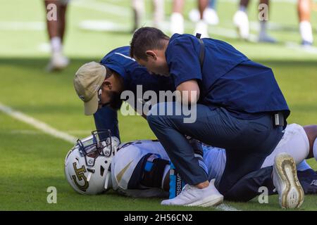 Miami Gardens, États-Unis.06e novembre 2021.Un joueur de Géorgie s'est blessé sur un terrain lors d'un match de football universitaire de la NCAA au Hard Rock Stadium de Miami Gardens, en Floride, le 6 novembre 2021.(Photo par Yaroslav Sabitov/YES Market Media/Sipa USA) crédit: SIPA USA/Alay Live News Banque D'Images