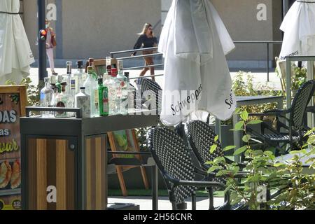 Grenade, Espagne; 11 octobre 2021: Chariot avec une variété de bouteilles de boissons alcoolisées sur la terrasse d'un bar dans une rue de Grenade (Espagne) Banque D'Images