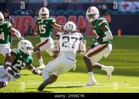 Miami 23 te'Cory Couch Corner back jouer contre la Géorgie 27 Jordan MasonRB lors d'un match de football universitaire NCAA au Hard Rock Stadium à Miami Gardens, FL, le 6 novembre 2021.(Photo de Yaroslav Sabitov/YES Market Media/Sipa USA) Banque D'Images