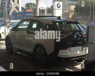 BMW i3, vue latérale, couleur blanche, dans une concession à São Paulo, São Paulo, Brésil. Banque D'Images