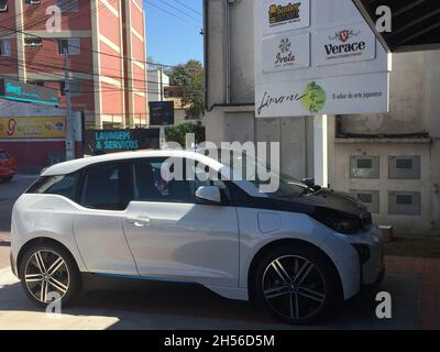 BMW i3, vue latérale, couleur blanche, dans une concession à São Paulo, São Paulo, Brésil. Banque D'Images