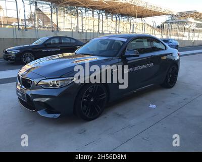 BMW M Power Tour: BMW M2, gris métallisé, sur la piste en face des fosses, à l'Autodromo José Carlos Pace ou à l'Autodromo de Interlagos. Banque D'Images