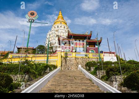 Penang, 09 août 2015 : site touristique populaire Temple Kek Lok si avec ciel bleu. Banque D'Images