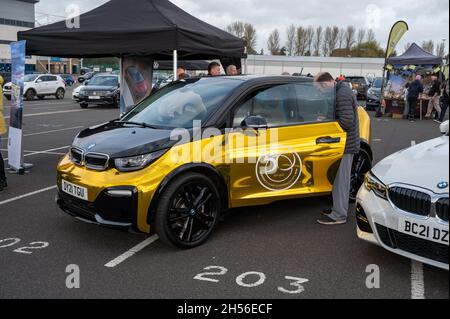 Les exposants du Shropshire Goes Electric Day se tiennent au Shrewsbury Town football Club, Montgomery Waters Meadow. Banque D'Images