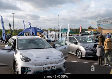 Les exposants du Shropshire Goes Electric Day se tiennent au Shrewsbury Town football Club, Montgomery Waters Meadow. Banque D'Images