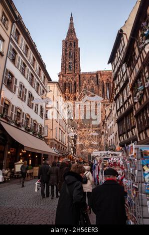 La cathédrale de Strasbourg vue de la rue Merciere.Le centre historique de Strasbourg, près de la cathédrale, est très fréquenté pendant Noël. Banque D'Images