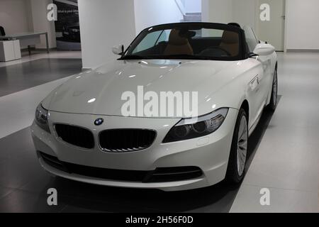 BMW Z4 Z4 (E89) : vue avant, roadster, couleur blanche, 2e génération, présenté chez un concessionnaire, produit de 2009 à 2016.São Paulo - Brésil . Banque D'Images