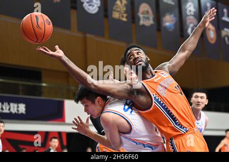 Zhuji, province chinoise de Zhejiang.7 novembre 2021.Jamaal Franklin (avant) de Shanghai Sharks vies pour le ballon pendant le 10e match rond entre les Sturgeons Fujian et les Sharks de Shanghai à la saison 2021-2022 de la ligue de l'Association chinoise de basket-ball (ABC) à Zhuji, dans la province de Zhejiang en Chine orientale, le 7 novembre 2021.Credit: Chen Xinbo/Xinhua/Alay Live News Banque D'Images