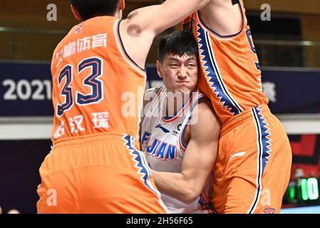 Zhuji, province chinoise de Zhejiang.7 novembre 2021.Ou Junxuan (C) de Fujian Sturgeons traverse le 10e match rond entre Fujian Sturgeons et Shanghai Sharks à la saison 2021-2022 de la ligue de l'Association chinoise de basket-ball (ABC) à Zhuji, dans la province de Zhejiang, en Chine orientale, le 7 novembre 2021.Credit: Chen Xinbo/Xinhua/Alay Live News Banque D'Images