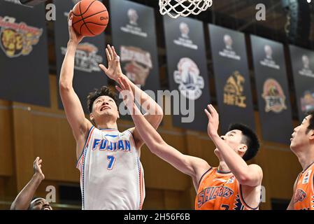 Zhuji, province chinoise de Zhejiang.7 novembre 2021.Ou Junxuan (en haut) de Fujian Sturgeons va pour le panier lors du 10e match rond entre Fujian Sturgeons et Shanghai Sharks à la saison 2021-2022 de la ligue de l'Association chinoise de basket-ball (CBA) à Zhuji, dans la province de Zhejiang en Chine orientale, le 7 novembre 2021.Credit: Chen Xinbo/Xinhua/Alay Live News Banque D'Images