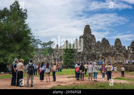 Siem Reap, Cambodge, 13 novembre 2015 : les touristes se rendant sur les sites du temple de Bayon à Angkor Thom. Banque D'Images