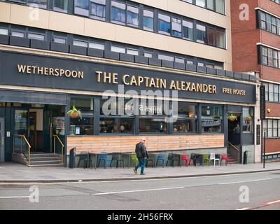 Le capitaine Alexander, rue James, Liverpool.Une maison publique JD Wetherspoon.Un seul homme passe sur la chaussée, tandis que les clients sont visibles Banque D'Images