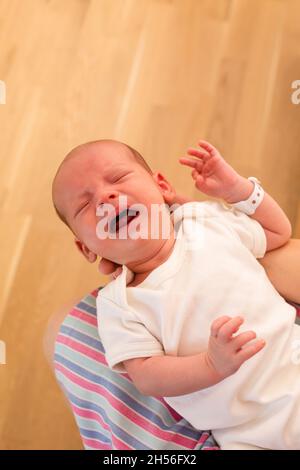 Maman tient son bébé hurlant dans ses bras Banque D'Images