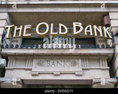 Signalisation au-dessus de l'entrée du bar et restaurant Old Bank à James Street, Liverpool, Royaume-Uni.Anciennement une succursale de la Banque nationale limitée Banque D'Images