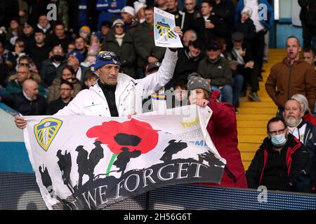 Leeds United fans avec un drapeau du jour du souvenir lors du match de la Premier League à Elland Road, Leeds.Date de la photo: Dimanche 7 novembre 2021. Banque D'Images