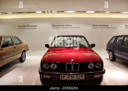 BMW série 3 (E30) : vue avant, couleur rouge, cabriolet, cabriolet de la 1ère série 3, 2ème génération, fabriqué en 1981-1994.Musée BMW, Munich - Allemagne . Banque D'Images