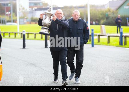 Bolton, Royaume-Uni.7 novembre 2021.Stockport County fans lors du match de la FA Cup 1er tour entre Bolton Wanderers et Stockport County à l'Université de Bolton Stadium, Bolton, Angleterre, le 7 novembre 2021.Photo de Mike Morese.Utilisation éditoriale uniquement, licence requise pour une utilisation commerciale.Aucune utilisation dans les Paris, les jeux ou les publications d'un seul club/ligue/joueur.Crédit : UK Sports pics Ltd/Alay Live News Banque D'Images