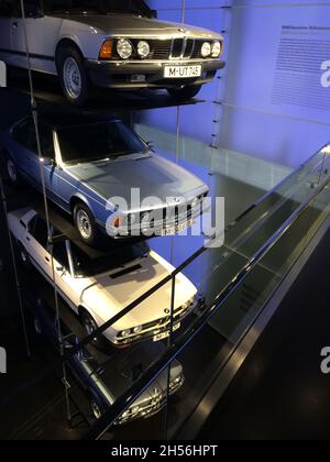 BMW série 7 : vue de dessus vers le bas des carrosseries.Musée BMW - Munich - Allemagne - septembre 2013. Banque D'Images