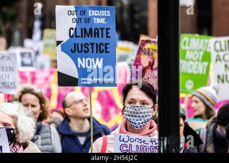 6 novembre 2021, Londres, Angleterre, Royaume-Uni: Londres,Royaume-Uni, 6 novembre 2021..alors que les dirigeants du monde se réunissent à Glasgow pour le Sommet mondial sur le climat de la COP26 à Londres, les syndicats, les groupes environnementaux, les associations caritatives et les gens ordinaires défilent de Bank à Trafalgar Square pour la Journée mondiale d'action pour la justice climatique de la COP26.Dans le même temps, les villes du monde entier descendent dans la rue pour exiger une justice climatique globale.(Credit image: © Sabrina Merolla/ZUMA Press Wire) Banque D'Images