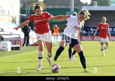 Londres, Royaume-Uni.07th nov. 2021.Kirsty Hanson de Manchester United Women (L) en action avec Shelina Zadorsky de Tottenham Hotspur Women (R).Barclays Women's super League match, Tottenham Hotspur Women v Manchester United Women au stade Hive de Londres, le dimanche 7 novembre 2021. Cette image ne peut être utilisée qu'à des fins éditoriales.Utilisation éditoriale uniquement, licence requise pour une utilisation commerciale.Aucune utilisation dans les Paris, les jeux ou les publications d'un seul club/ligue/joueur.pic par Steffan Bowen/Andrew Orchard sports Photography/Alay Live News crédit: Andrew Orchard sports Photography/Alay Live News Banque D'Images