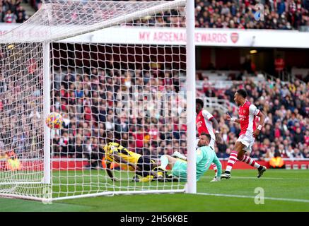 Ben Foster, gardien de but de Watford, se penche sur le but de Bukayo Saka d'Arsenal, avant qu'il ne soit plus exclu lors du match de la Premier League à l'Emirates Stadium, Londres.Date de la photo: Dimanche 7 novembre 2021. Banque D'Images